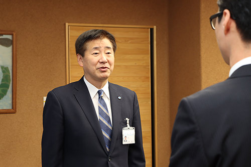 ねぎらいと今後の活躍への期待を話す江原市長