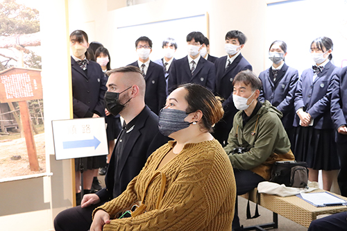 発表会には長門市教育委員会のALTの2人が参加しうなずきながら発表を聴いた