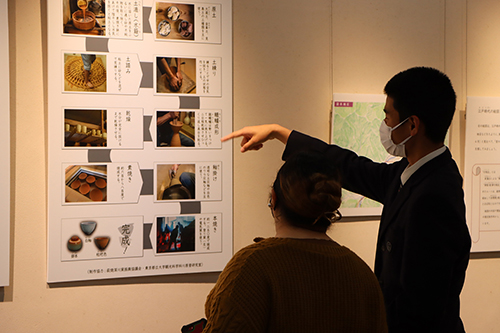 発表会後は高校生が自主的に英語で館内の紹介を行っていた
