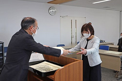 一人ひとりに表彰状が手渡された