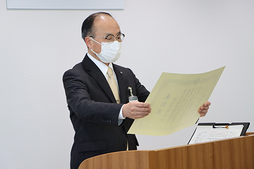 表彰状を読み上げる伊藤教育長。ねぎらいと感謝の言葉を贈る。