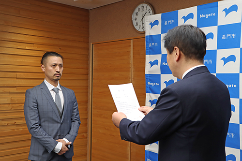 松山さんに辞令を手渡す江原市長