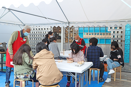 人気の木のたまごつくりワークショップも開催