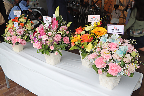 全国の姉妹おもちゃ美術館からお祝いの花が届いた