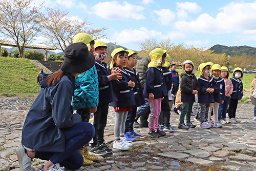 園児たちは大きな声で三隅川環境保全宣言