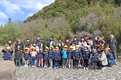 園児と保護者、三隅川保全部会で記念撮影
