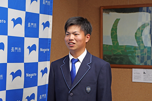 小川さんは江原市長に上位入賞を報告