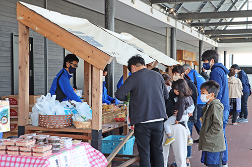新鮮な魚や野菜が並ぶ朝市には多くの人が列を作った