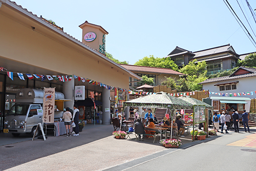 白猿の湯広場にはキッチンカーエリアが設置