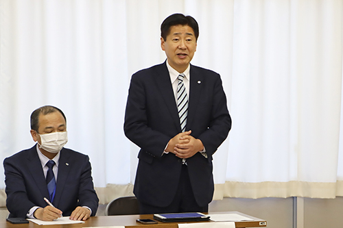来賓の江原市長がまちづくり協議会設立に際し、お祝いの言葉を送る