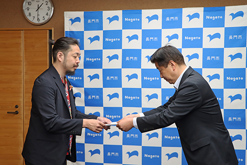 工藤さんに辞令を手渡す江原市長