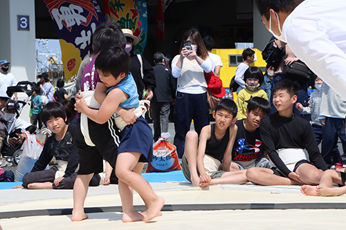 小学生による子ども相撲が行われた