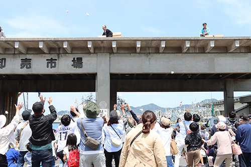 恒例のもちまきは大盛況