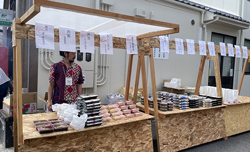 地元のお弁当など約３００個が販売された