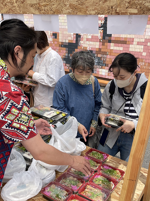 お弁当選びを楽しむ来場者