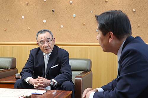 武田さんは「多くの方々に支えられて立派な賞をいただけました」と話した