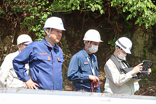 上げ新堤ため池で行われた点検には江原市長が出席