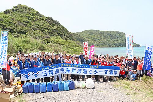 大浦海岸で行われた日韓海峡海岸漂着ごみ一斉清掃