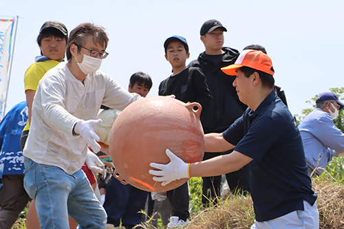 江原市長も参加者とともに海岸を清掃した