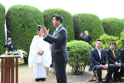 江原市長をはじめ参加者が玉ぐしをささげた
