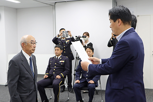江原市長と自衛隊山口地方協力本部長・増田健吾さんから委嘱状が交付