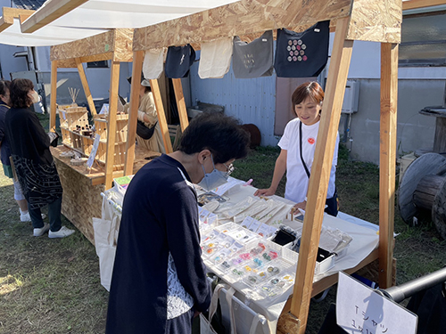 雑貨などの屋台も並んだ