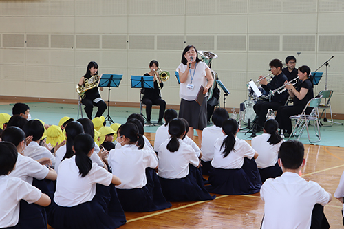 オルカブラスの演奏に合わせてドラえもんの主題歌を歌う櫻井校長