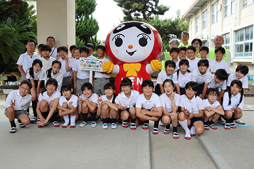 ５年生３８人が「人権の花」集会に参加