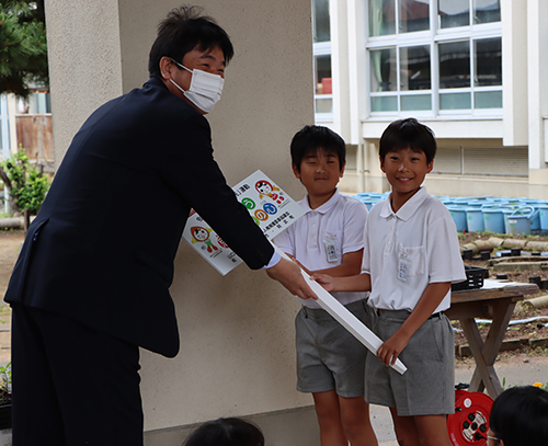 法務局萩支局吉川支局長から花壇に設置する看板の贈呈が行われた