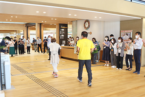 来庁時には市役所職員が拍手でお出迎え