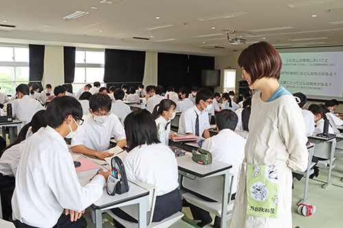 生徒たちが考えたアイデアをグループで話し合った