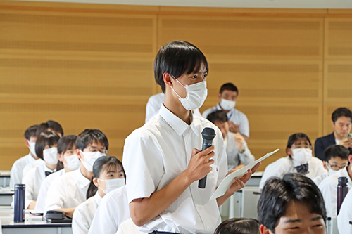 自慢のアイデアを発表して意見を共有