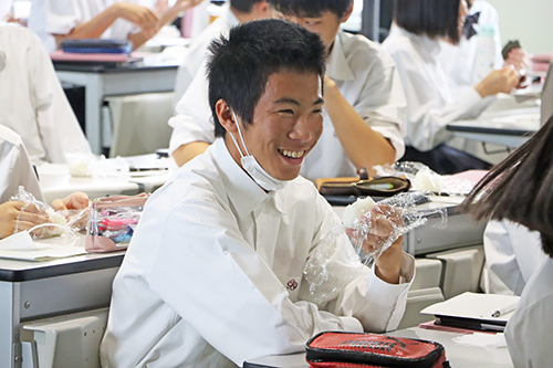 おむすびの試食会では生徒の笑顔があふれた