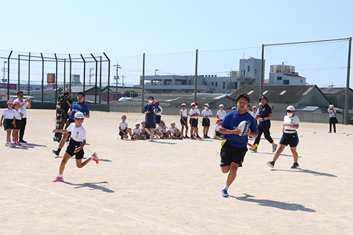 選手からタグラグビーを教わる児童たち