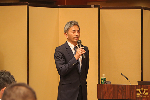 長門湯本温泉まち株式会社代表取締役社長の伊藤就一さんがあいさつ