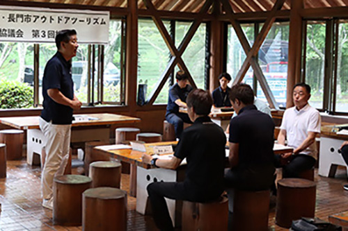 アウトドアツーリズム広域協議会総会であいさつをする江原市長