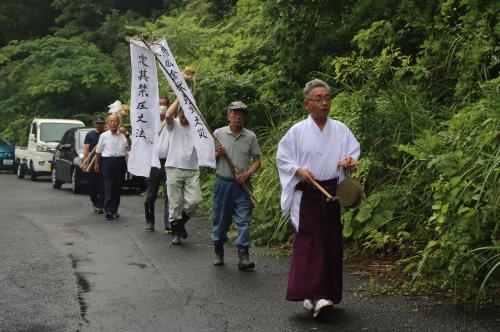 わら人形はを日置上長崎地区へ運ばれた