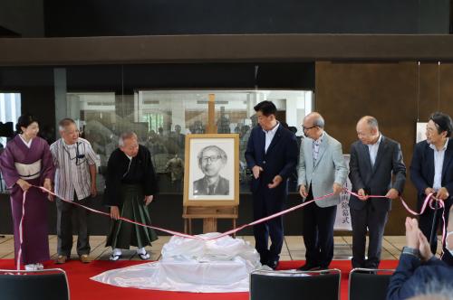 故鳥越文藏先生肖像画の除幕式が開催