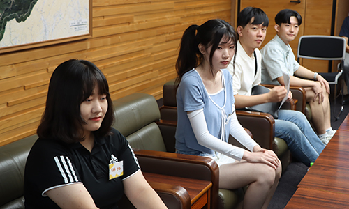 江原市長の話を真剣に聞く学生