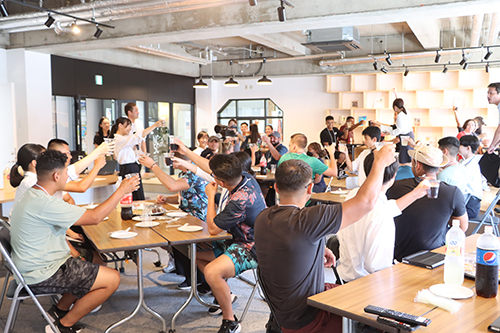 みんなで一緒に「Cheers♪（乾杯）」