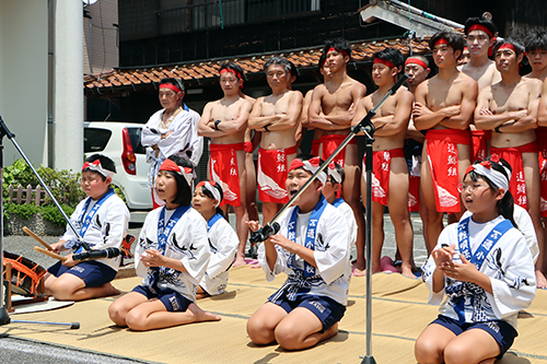 伝統の鯨唄を披露