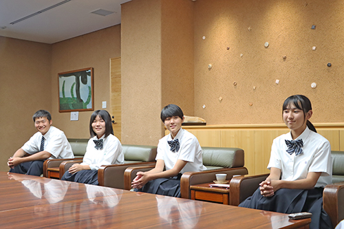 ボート部の（左から）靜間さん、保多盛さん、末田さん、中村さん