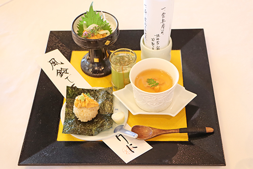 大浦漁協で養殖された赤ウニの試食会が開催