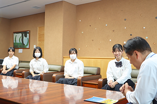 高校生自らデザインしたポスターを見せながら市長に説明