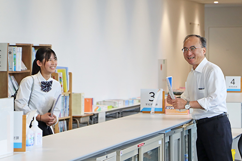 ポスターを伊藤教育長に手渡し、周知を呼びかけた