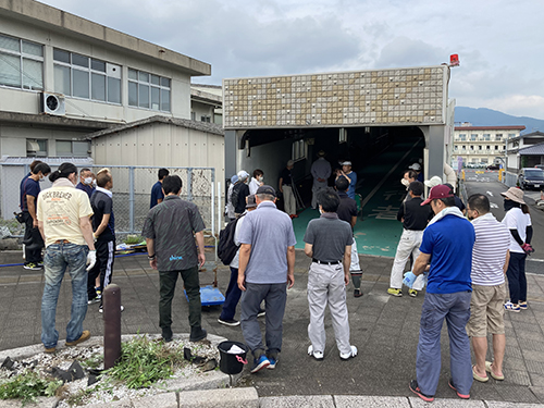 長門市駅周辺活性化検討会議と駅周辺自治会が長門市駅跨線橋の清掃活動