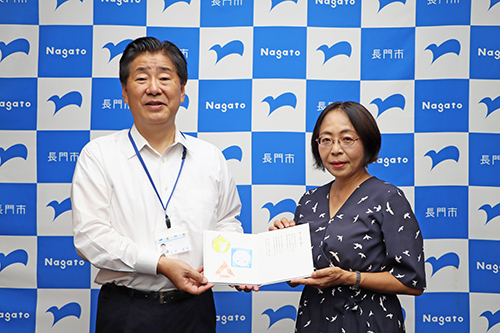 ユニバーサル絵本の完成を市長に報告