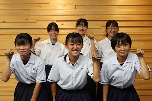 陸上共通女子４×１００ｍリレーに出場する選手たち（左上：久保江さん、野尻さん、和久利さん、左下：山根さん、宮本さん、山角さん）