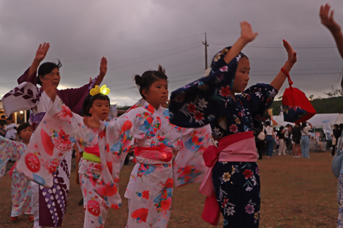盆踊り「油谷音頭」を踊る子どもたち