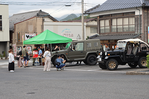 JR人丸駅前で自衛隊車両の展示も行われた